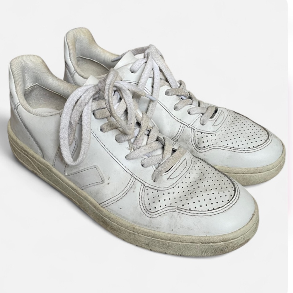 Veja V-10 Leather Lace-Up Perforated Sneakers in Women’s US 9